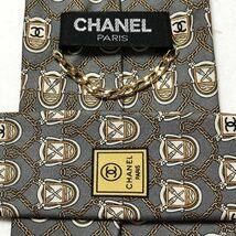 ■美品■CHANEL シャネル　ネクタイ　エンブレム　ココマーク　金具　チェーン　総柄　シルク100% イタリア製　グレー系　ビジネス_画像6