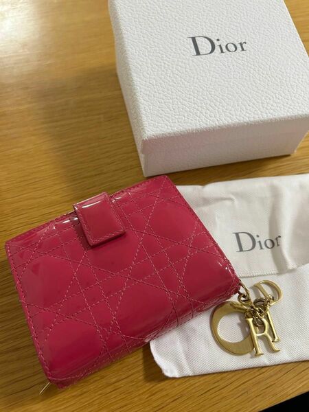 Christian Dior Lady Dior ディオール エナメル　二つ折り　財布　ピンク　箱あり ゴールドチャーム