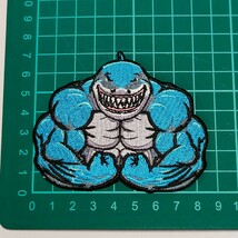 W-18【 アイロンワッペン 】 刺繍ワッペン アップリケ リメイク 鮫 サメ シャーク SHARK 筋肉 マッチョ ケンカ 喧嘩 トレーニング 格闘技_画像2