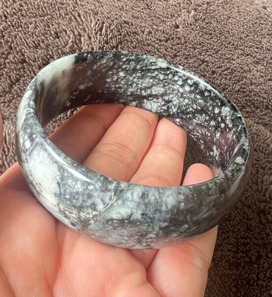 天然石翡翠烏骨鶏バングル 内径60mm 珍しいタイヤ型 訳あり