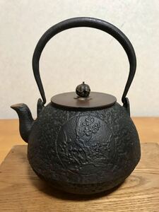 ☆うぶ出し.年代物.時代物.鉄瓶.龍文堂.茶道具.松竹梅図.窓抜き.岩肌.水漏れ直し無し☆