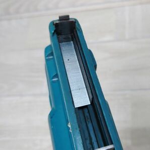 【動作良好!!】 makita マキタ 18V 充電式タッカ ST312D 使用ステープル12mmx6～13mm G240226913の画像10