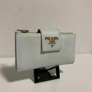 美品 PRADA プラダ サフィアーノ 金ロゴ 折り財布 ホワイト系の画像1