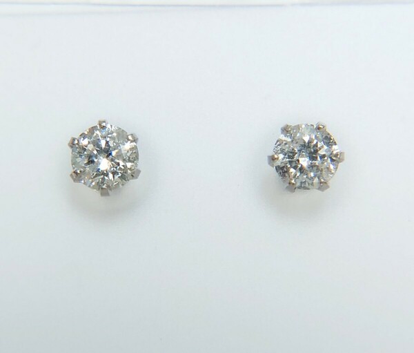 スタッド！　ダイヤモンド　0.30ct Pt ピアス（D015015）