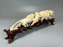 J0451A6 置物「三獅子が象狩りをする」 東洋彫刻 細密細工 木台付 縁起物 飾物 時代物 重230g_画像6