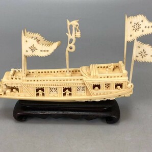 J0500A 「遊船 宝船」 東洋彫刻 細密細工 木台付 置物 縁起物 飾物 時代物 重178gの画像2