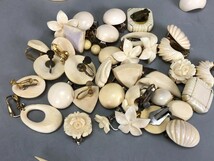 J0505 大量 東洋雕刻 珊瑚 鼈甲 珍珠 ネックレス 瓶 茶刀 置物 煙管 襟留 髮釵 飾物 時代物 重1158g_画像3