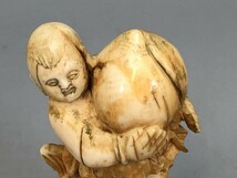 J0597A 置物「童子像」童子が桃を贈る 東洋彫刻 細密細工 縁起物 飾物 時代物 重163g_画像8