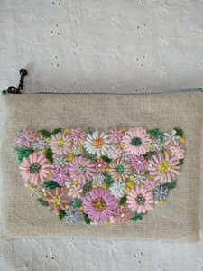 ハンドメイド◆手刺繍◆草花◆厚手リネン◆ポーチ◆ファスナー開閉◆ビーズ飾り◆内ポケット付