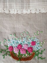 バスケットに入った薔薇や草花＊手刺繍＊巾着＊手編みドイリー＊リネン＊ハンドメイド_画像4