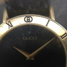 ER0226-80-3 GUCCI グッチ 3000.2.M ブラック文字盤 クオーツ メンズ 腕時計 黒文字盤 レザーベルト ジャンク 60サイズ_画像2