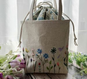 handmade野花の手刺繍 巾着型トートバッグ(内布ブルー)ハンドメイド コットンリネン 花柄刺しゅう プレゼントに！ホワイトデー