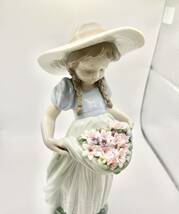 蘇さ(FY1108)　LLADRO 　リヤドロ　リアドロ　フィギュリン 陶器人形 6756　たくさん摘めたよ　中古品　80サイズ_画像4