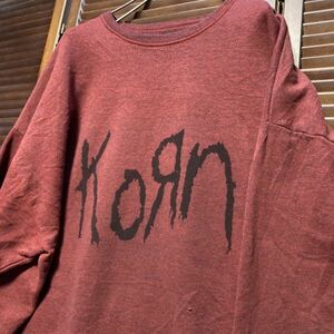 AERT 1スタ 赤 バンド スウェット コーン KORN ロック メタル - 90s 00s ビンテージ アメリカ 古着 ベール 卸 仕入れ