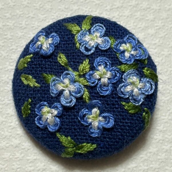 刺繍ブローチ　オオイヌノフグリ　 野花　手刺繍 刺繍くるみボタン ハンドメイド