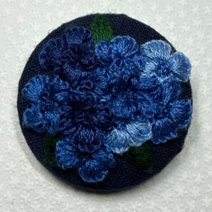 刺繍ブローチ82 紫陽花 アジサイ 濃い青色系 ハンドメイド 刺繍くるみボタン