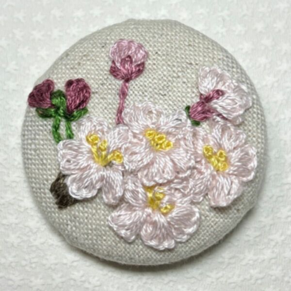 刺繍ブローチ　サクラ　桜　春の花　 ハンドメイド 手刺繍ブローチ 刺繍くるみボタン