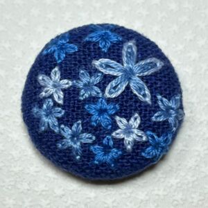 刺繍くるみボタン　ヘアゴム用　青　花　星　 ハンドメイド