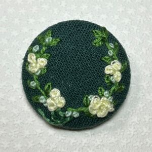 刺繍ブローチミニ　グリーンリース　 ハンドメイド 刺繍くるみボタン