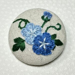 刺繍ブローチ　朝顔　青　ハンドメイド　刺繍くるみボタン