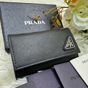 溢れ出る大人の風格★ 未使用 入手困難 PRADA プラダ キーケース 6連 サフィアーノトライアングル 黒 ブラック 三角ロゴ