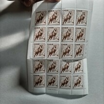 希少【カモシカ】動植物国宝切手　大蔵省印刷局製造銘版付き　8円×20枚の小型シート　未使用　コレクター　※黄色線の箇所切れています_画像3