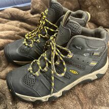 美品！1回のみ着用　キーン　トレッキングシューズ　KEEN KOVEN MID WP 25㎝ワイド幅　定価19800円　キーンドライ　ウォータープルーフ_画像1