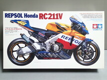 タミヤ 1/12 レプソル ホンダ (REPSOL Honda) RC211V 未組立 ディテールアップパーツ付き_画像2