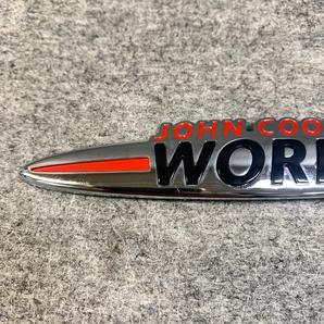 6gK1773E◆BMW MINI ミニ JCW リア トランク エンブレム JOHN COOPER WORKS 正規品 純正 車 パーツの画像3