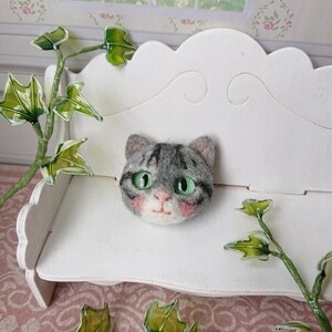 猫35◎サバトラ 羊毛フェルト ネコ ブローチ サバシロ 顔 ハンドメイド アクセサリー 飾り