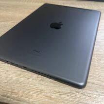 送料無料 au iPad 第7世代 32GB cellular WiFi SIMフリー 美品 付属品有り グレー 中古 本体 白ロム ipad7_画像3