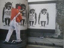バンクシー レッドBOXケース付 洋書写真集 Banksy Captured Steve Lazarides グラフィティアート/ストリートアート_画像3