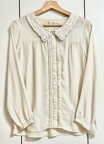 〈新品・未使用〉MAJESTIC LEGON マジェスティックレゴン/衿モチーフ ブラウス シフォン/(アイボリー )フリーサイズ