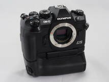 ★　美品　★　オリンパス　OLYMPUS　 OM-D E-M1 MarkⅢ　ボディ＋パワーバッテリーホルダー(HLD-9)＋フラッシュ（FL-LM3）_画像2