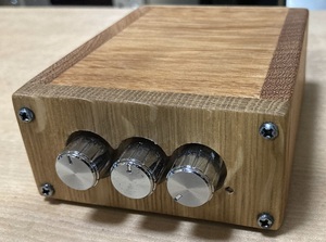 木製筐体のデジタルアンプ　SOLID DICE シリーズに合わせたデザインの試作機です。