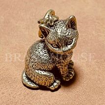 B8 猫 キーホルダー お座り猫 置物 キャット アクセサリー 真鍮 キーホルダー ビンテージ アンティーク かわいい ブラス キーチェーン_画像1