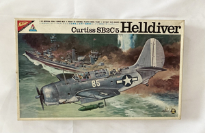 【ト石】プラモデル 軍機 アメリカ海軍艦上急降下爆撃機 カーチス SB2C-5 ヘルダイバー 1/48完全スケールシリーズNo.4 ECZ01ZZS12 