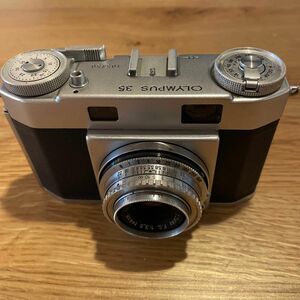OLIMPUS35 フィルムカメラ　古いカメラであじがあります。シャッターは落ちますが写真撮影はしておりません。きれいなお品です。