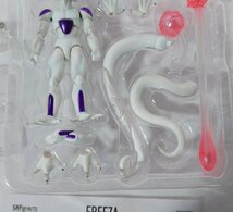 IZU【中古品】 S.H.Figuarts フリーザ 最終形態 復活 開封 〈50-240301-SH-4-IZU〉_画像4