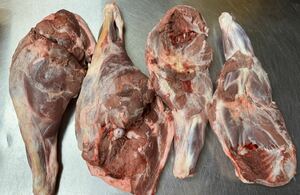 ！猪肉　モモ　前足　骨付き肉　計4本 12kg (12300g)⑤