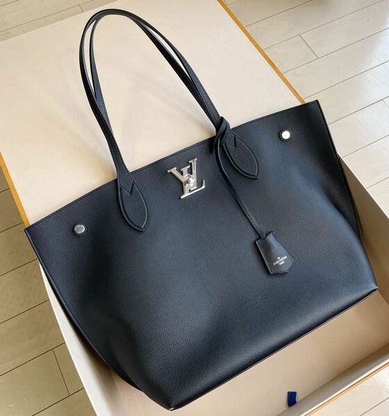 Louis Vuitton Lock Me Go グレイン トート