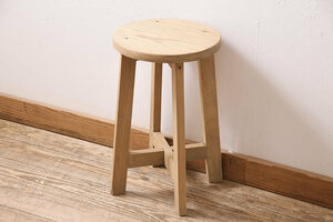 R-046429　レトロ家具　ストリップド(剥離)　ブナ・松材　木の質感が味わい深い木製スツール(椅子、花台)(R-046429)