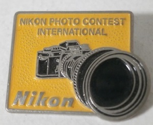 当時もの NIKON カメラ型 ピンバッジ 黄色 70s 80s Vintage ニコン 金属製 メタル バッジ カメラ グッズ 記章