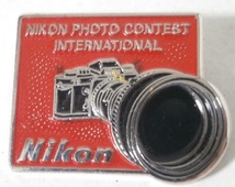 当時もの NIKON カメラ型 ピンバッジ 赤 70s 80s Vintage ニコン 金属製 メタル バッジ カメラ グッズ 記章_画像1