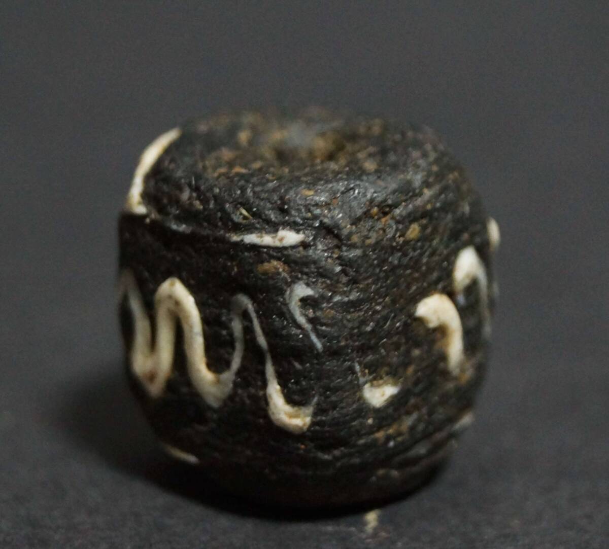 古代イスラム ガラス製 ビーズ 黒地 ガラス根付 緒締玉 提げ物 装飾品☆時代物 古代イスラム ガラス製 ビーズ 黒地 ガラス根付 緒締玉 提げ物