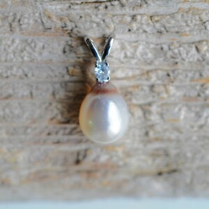  White Butterfly pearl SV pendant top south . pearl 