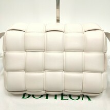 ★ほぼ未使用★ BOTTEGA VENETA ボッテガヴェネタ カセット パデッド ショルダーバッグ ラムレザー ホワイト クロスボディ 斜めがけ可能 _画像2