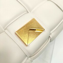 ★ほぼ未使用★ BOTTEGA VENETA ボッテガヴェネタ カセット パデッド ショルダーバッグ ラムレザー ホワイト クロスボディ 斜めがけ可能 _画像6