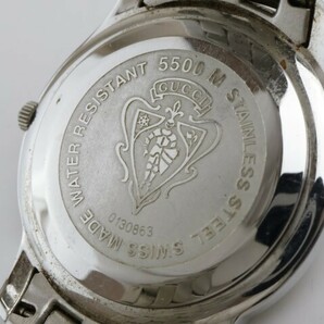 2403-596 グッチ クオーツ腕時計 5500M 黒文字盤 日付 ローマン文字 純正ベルトの画像6