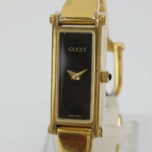 2403-539 グッチ クオーツ 腕時計 GUCCI 1500 黒文字盤 縦型 金色ケース 金色バングル 竜頭装飾